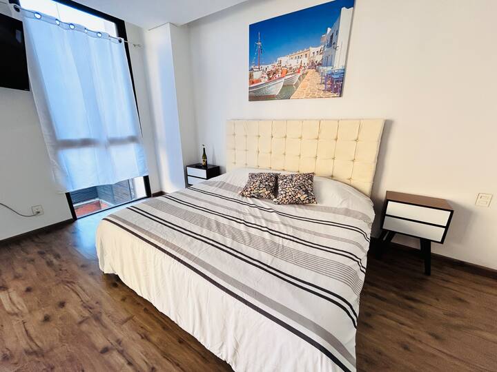 Многу простран и удобен кревет! Сѐ е ново ! Брачен кревет! Минималистичка област! Wifi ! Rocku TV ! Приватна бања!
Клима-уред! 
