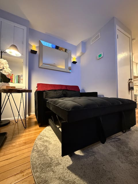 Popular Airbnb listing: 3FL 1Block 2 Water wParking,85tv,Fireplace,1 K bed in Fells Point