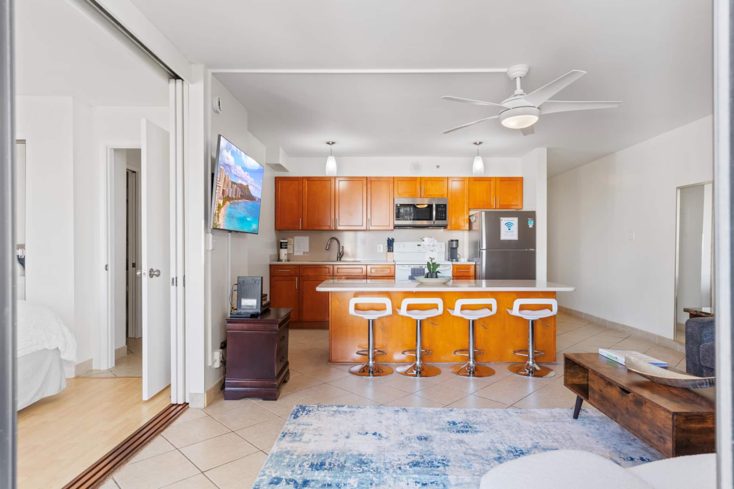 Condo in Honolulu · ★4.67 · 1 bedroom · 3 beds · 1 private bath - Image 9