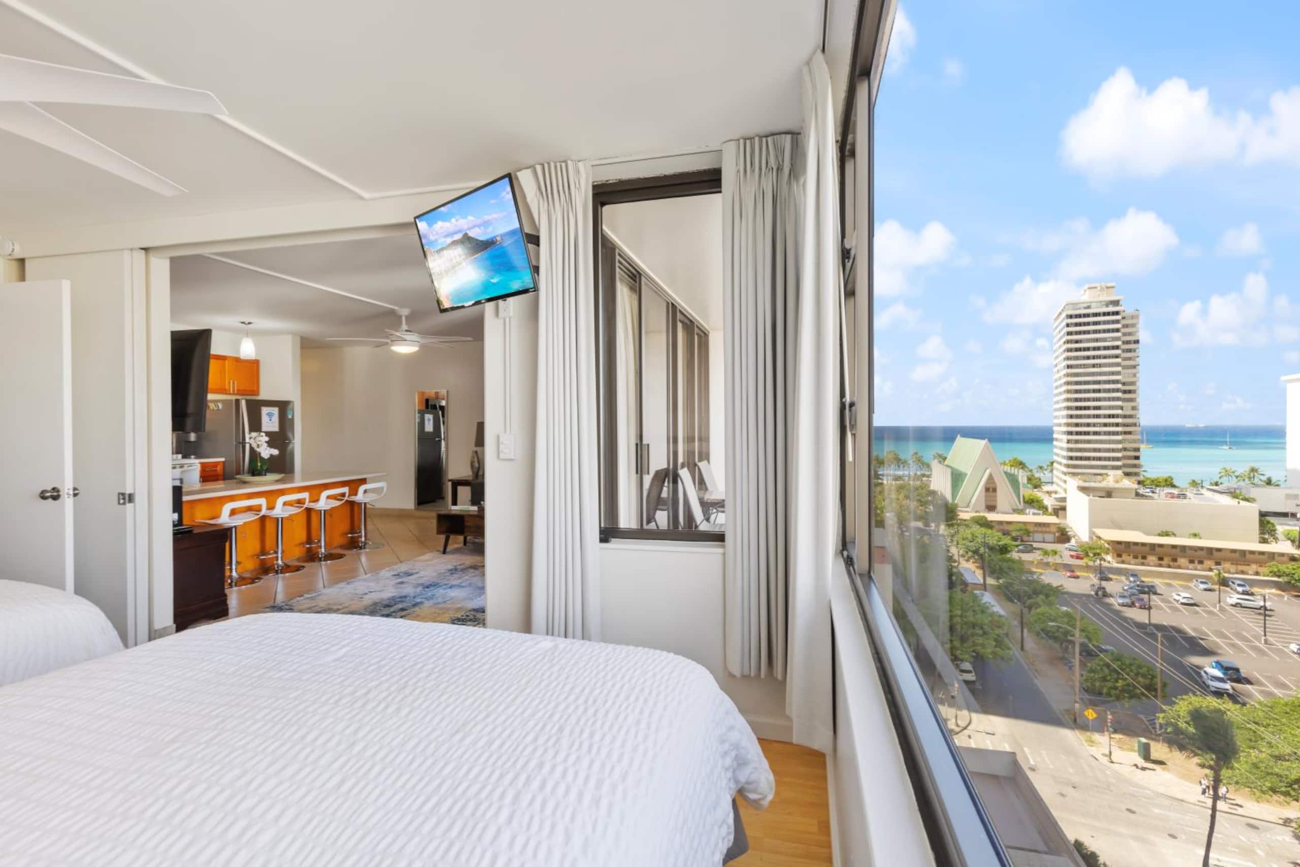 Condo in Honolulu · ★4.67 · 1 bedroom · 3 beds · 1 private bath - Image 10