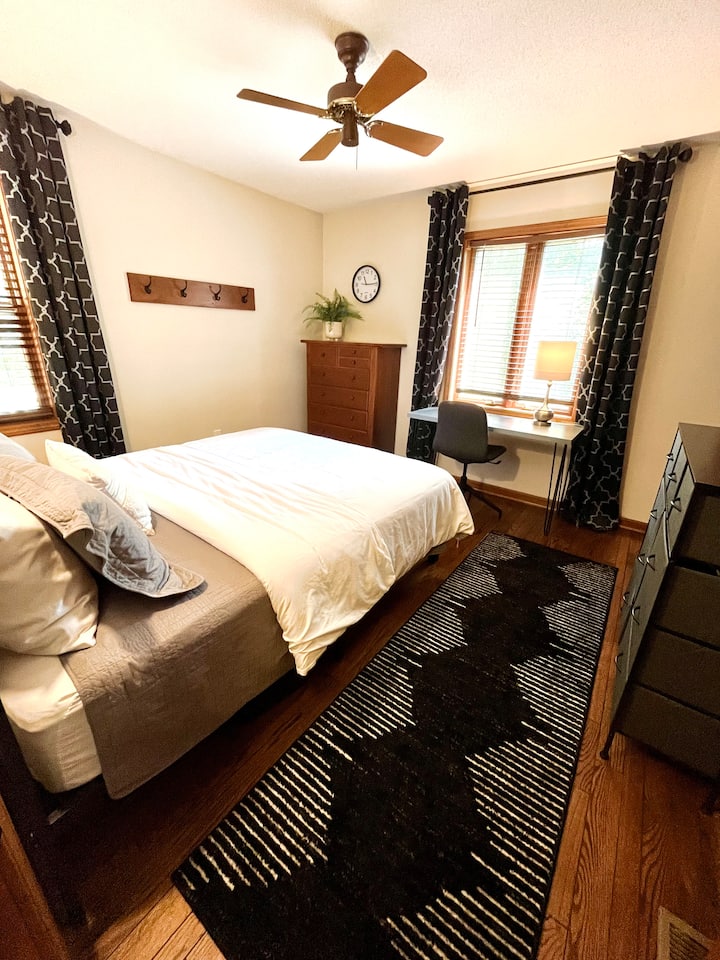 Komfortables Queensize-Doppelbett im Wohnzimmer im Erdgeschoss. Gleich neben einem eigenen Badezimmer. 