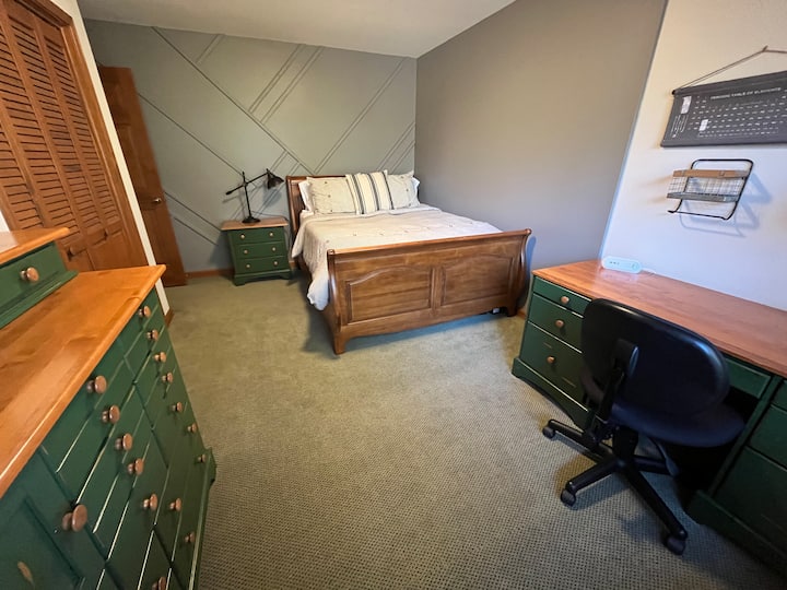 Unten, komfortables Queensize-Doppelbett für 2 Personen.