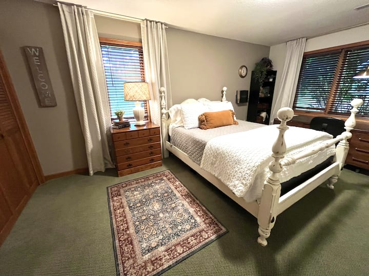 Unten Queensize-Doppelbett für 2 Personen. 