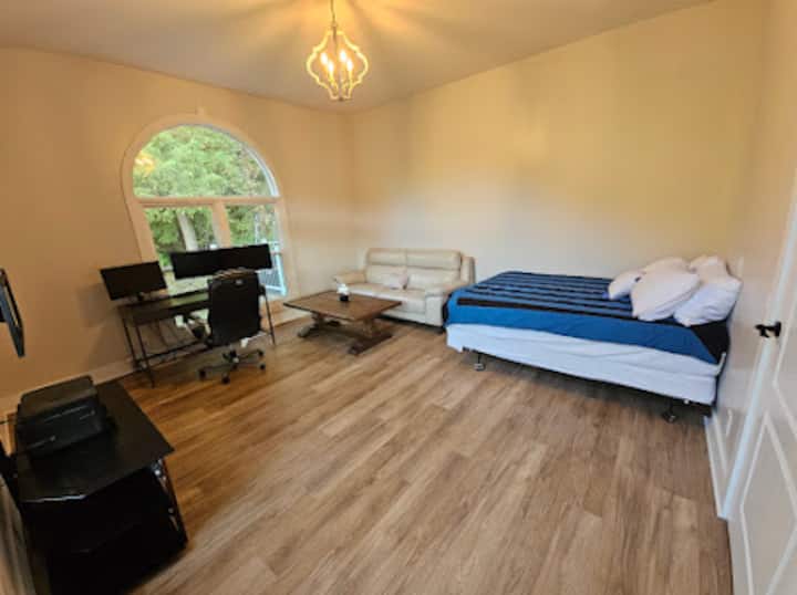 Spálňa č. 3 (prvé poschodie) s pohodlnou pohovkou a stolom na prácu. K tejto spálni nie je pripojená žiadna šatňa ani kúpeľňa.