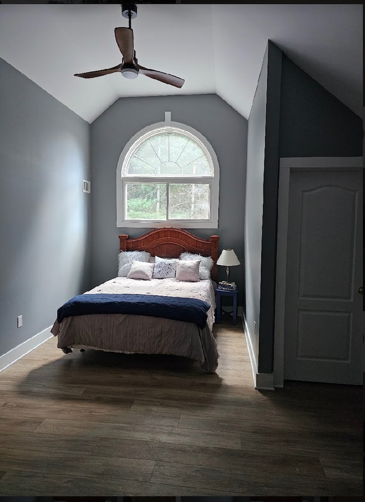 Spálňa č. 2 pre hostí (druhé poschodie).  Má pripojenú kúpeľňu so sprchovacím kútom a skrinkou.