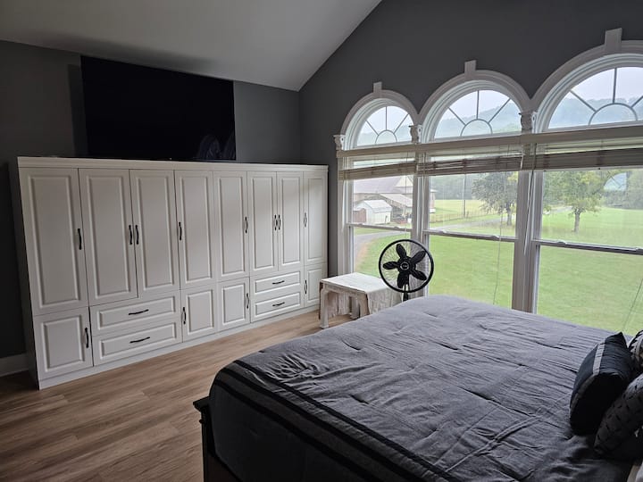 Hlavná spálňa s manželskou posteľou, TV a šatníkom (zobrazenie 1). Druhé poschodie.