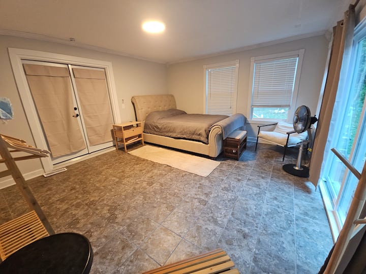 Spálňa č. 4 (prvé poschodie) je napojená na obývaciu izbu a má posuvné dvere na terasu, ktoré sa otvárajú do vírivky.