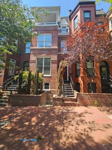 Entire Home Convention Center parking & EV charger gallery image 3