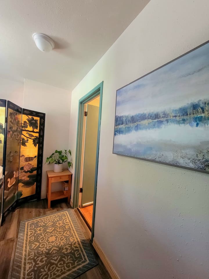 La entrada privada a su alojamiento en Airbnb pasa por la lavandería. 

Lavadora y secadora disponibles por 5 $ por carga. Lava y seca durante el día, ya que nuestra energía funciona con energía solar. 
