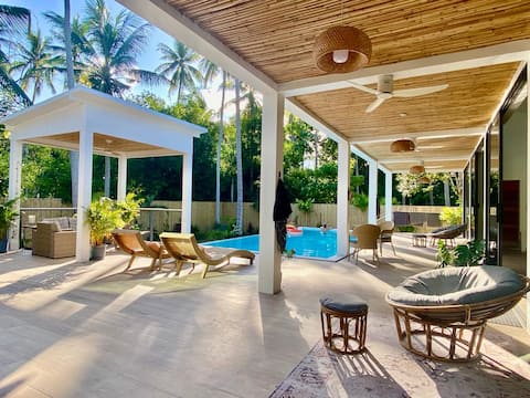 Huge new 3bd Salt Pool Villa! Perfect central spot