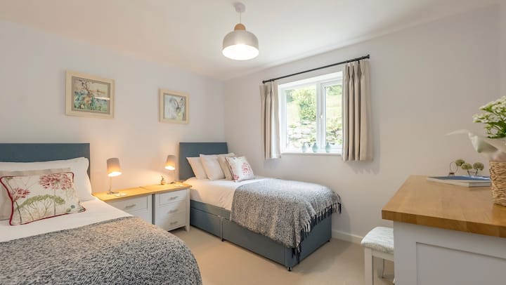 Მრავალმხრივი მეორე საძინებელი, რომლის კონფიგურაციაც შესაძლებელია როგორც ორ ცალად,  ისე ერთმანეთთან დაკავშირებულ სუპერ მეფედ. Უმშვენიერესი მსუბუქი დეკორი ფანჯრით, რომელიც ბაღს გადაჰყურებს. 