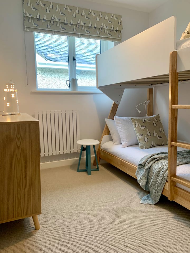 Ჩვენი პატარა სტუმრებისთვის ძილისპირული თავები მთელი დღის დათვალიერების შემდეგ ჩვენი მყუდრო ორსართულიანი ოთახია. 
Მეხსიერების ქაფის ლეიბები, უსბ როზეტები და ორსართულიანი სანათები . 