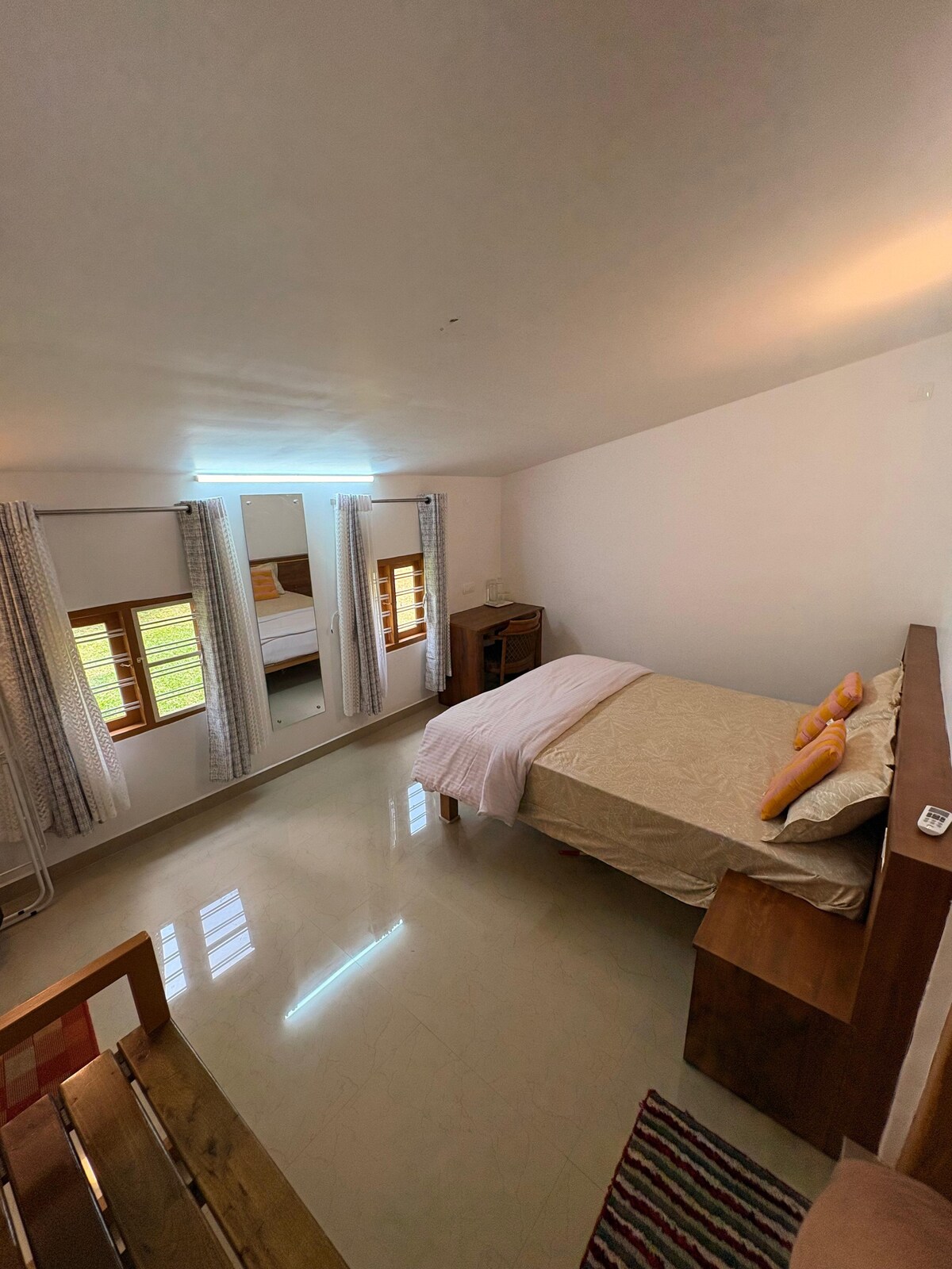 habitación con cama tamaño king