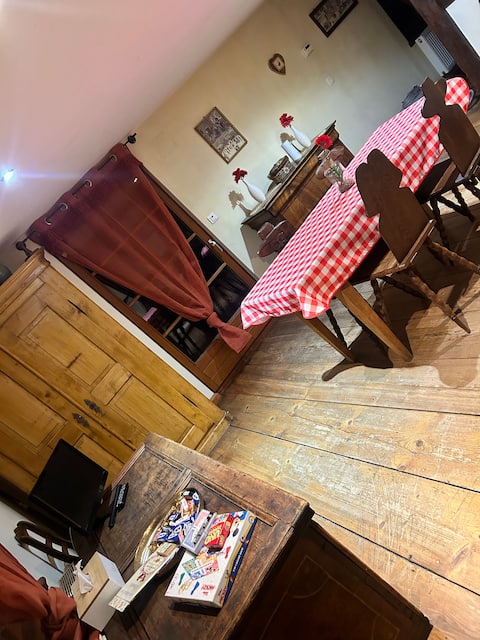 Typical Alsatian apartment.
3 bedrooms.