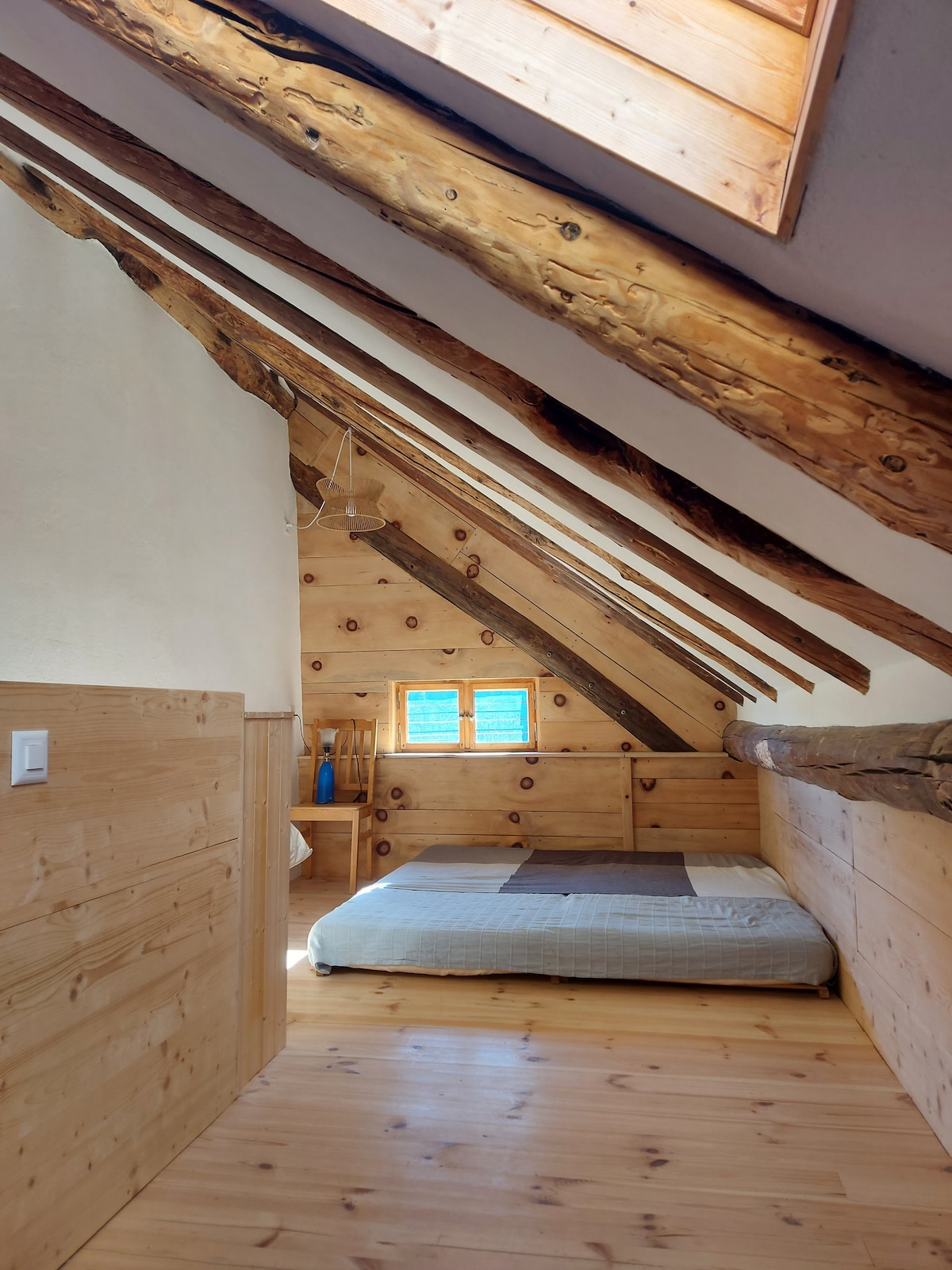 Chambre à coucher dans le grenier 