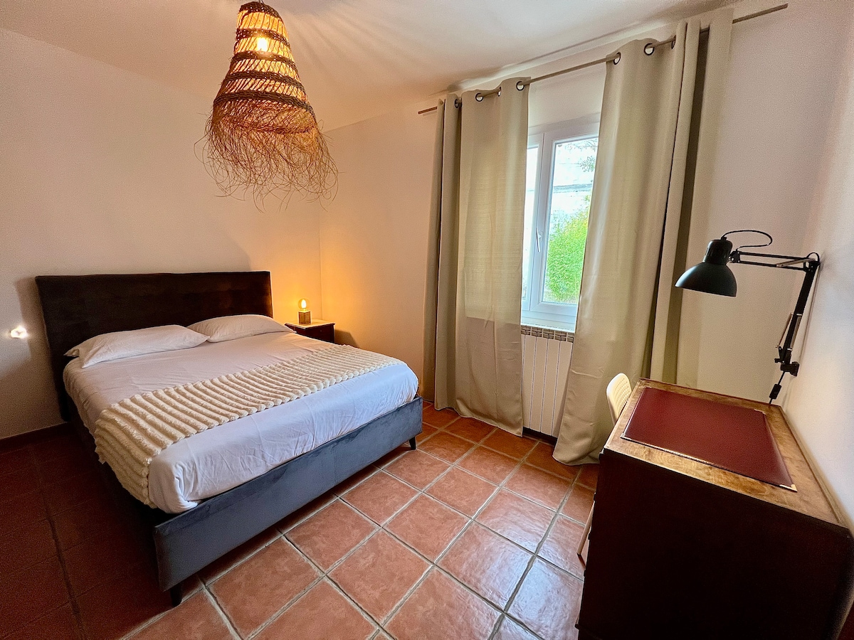 • เตียงคู่ขนาด 140 ซม. 

• พื้นที่สำนักงาน 