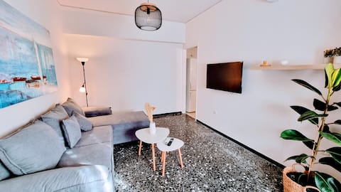Popular Airbnb listing: Mata's Athenian Mosaic - safe super central stay in ΚΕΡΑΜΕΙΚΟΣ