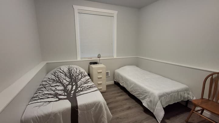 2 zasebna kreveta, ormar, komoda