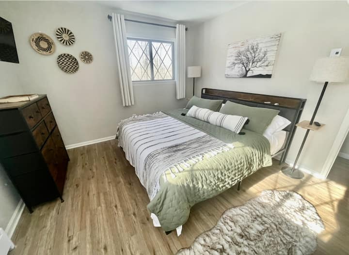 Zatemňovacie závesy, kompletný matrac a vankúš, hypoalergénny matrac a podložka. Všetka posteľná bielizeň sa perie v citlivom nevoňavom čistiacom prostriedku bez farbiva. Televízor Roku, úložný priestor na oblečenie