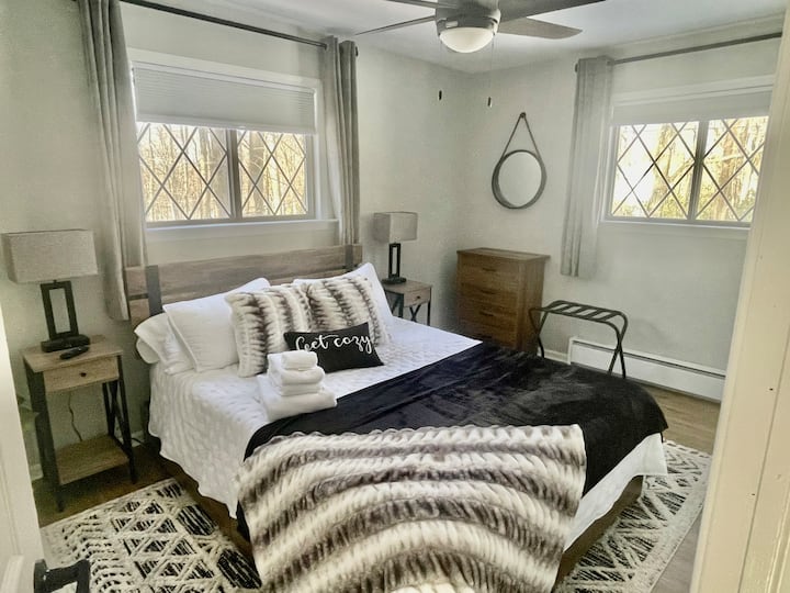 Queen, plné matrace a vankúše, hypoalergénny matrac so zeleným čajom, skriňa na oblečenie a televízor Roku, zatemňovacie rolety 