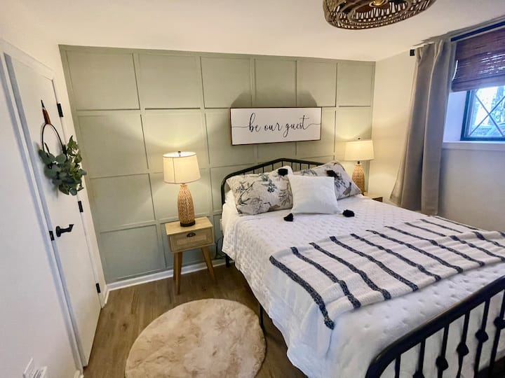 Úplne obalené hypoalergénne obliečky na matrace a vankúše, matrace na zelený čaj. Pevné s čalúnenými podložkami pre pohodlie. Zatemňovacie závesy nad svetlými filtrovanými odtieňmi. Roku tv 