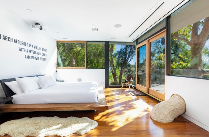 Mid Century Gem Secluded in the Hollywood Hills gallery image 4