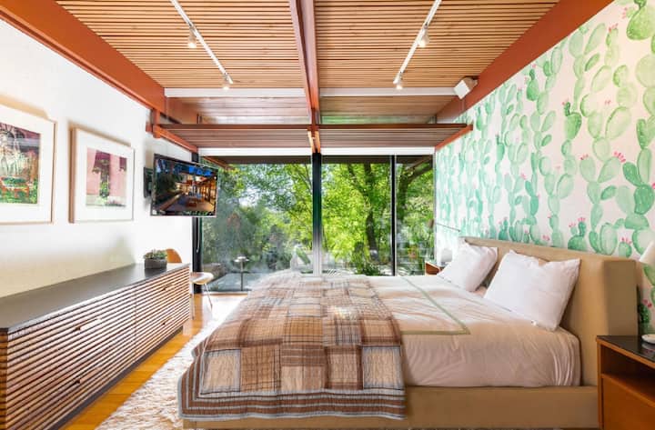 Manželská posteľ s priamym televízorom. 