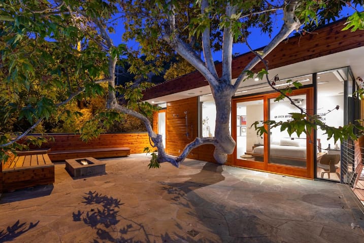 Mid Century Gem Secluded in the Hollywood Hills gallery image 2