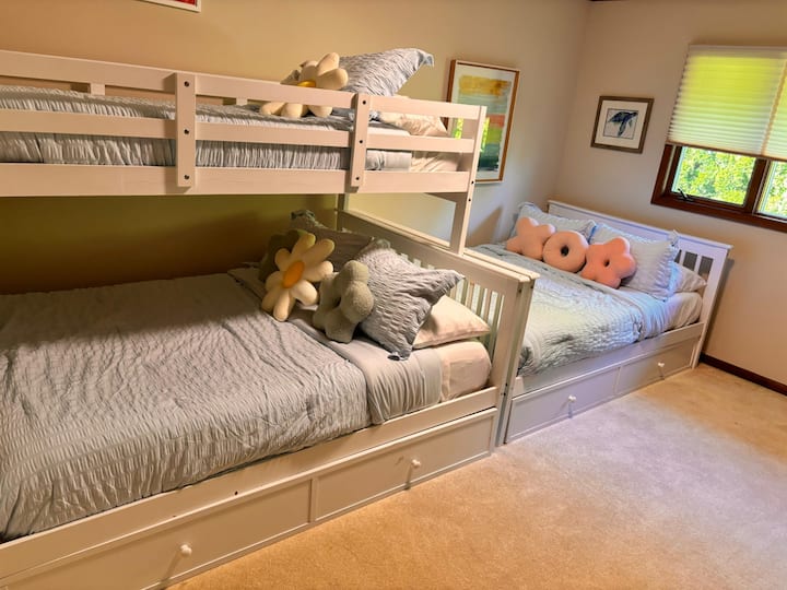Habitación para niños con mucho espacio y Smart 
TV inteligente
