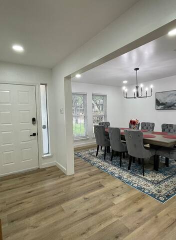 Spacious home by six flags/AT&T stadium/stockyard gallery image 4