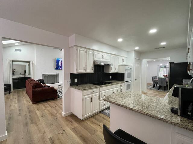 Spacious home by six flags/AT&T stadium/stockyard gallery image 2