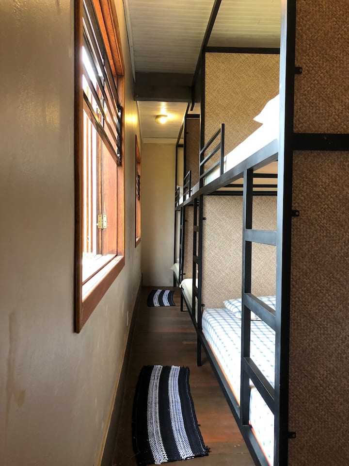 ثلاثة أسرّة بطابقين مع إضاءة ومقبس في كل سرير