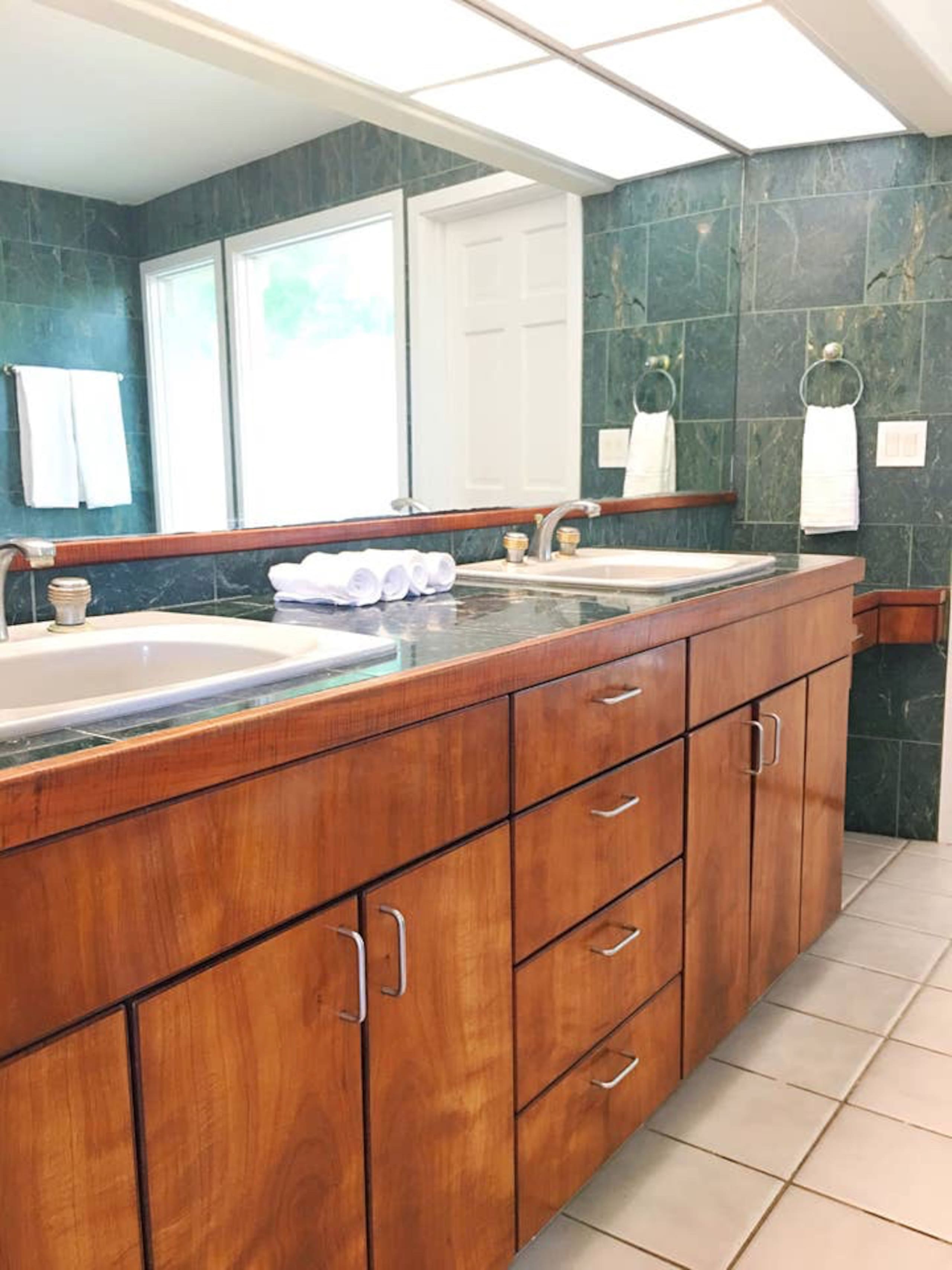 Home in Hilo · ★5.0 · 3 bedrooms · 7 beds · 3 private baths - Image 37