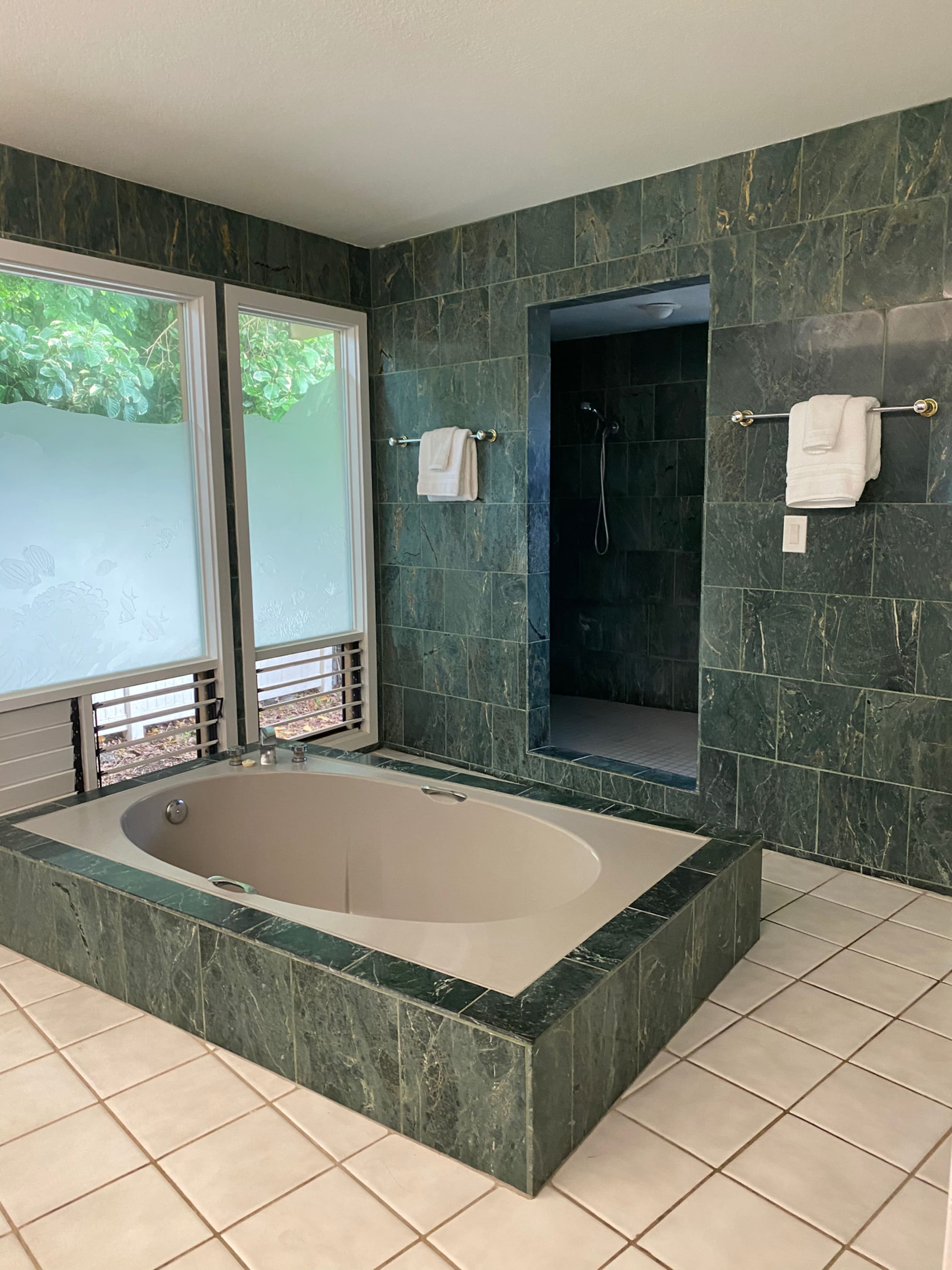 Home in Hilo · ★5.0 · 3 bedrooms · 7 beds · 3 private baths - Image 38