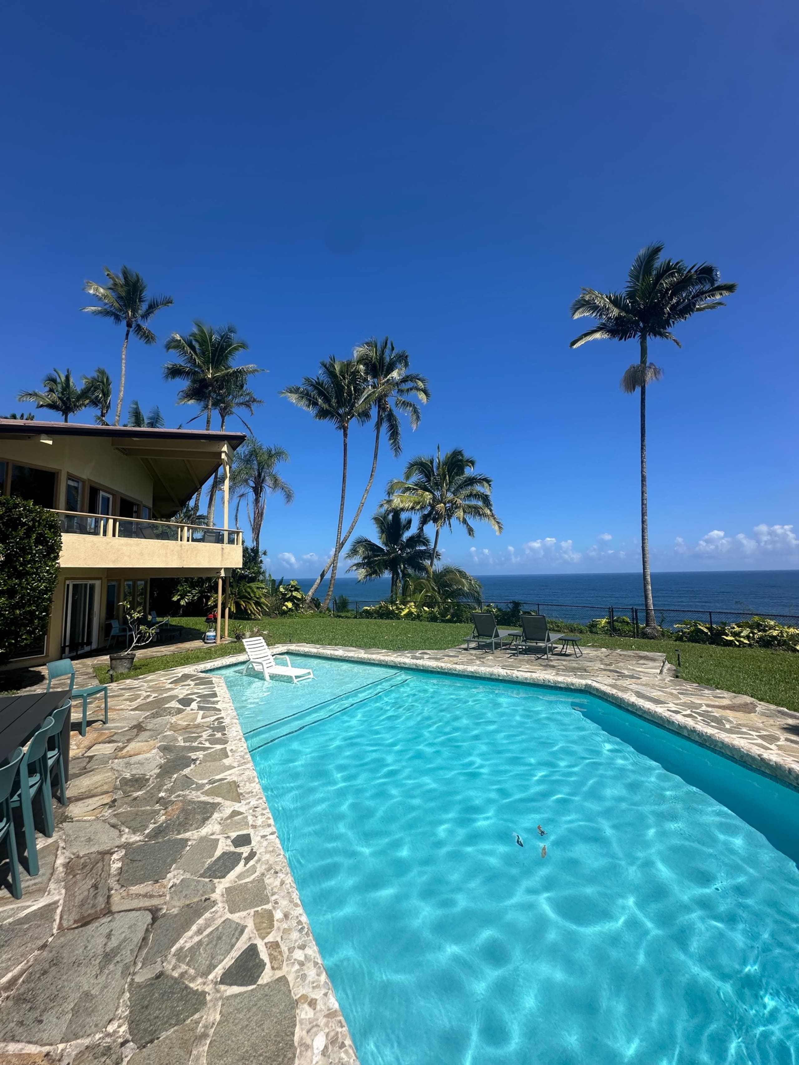 Home in Hilo · ★5.0 · 3 bedrooms · 7 beds · 3 private baths - Image 59