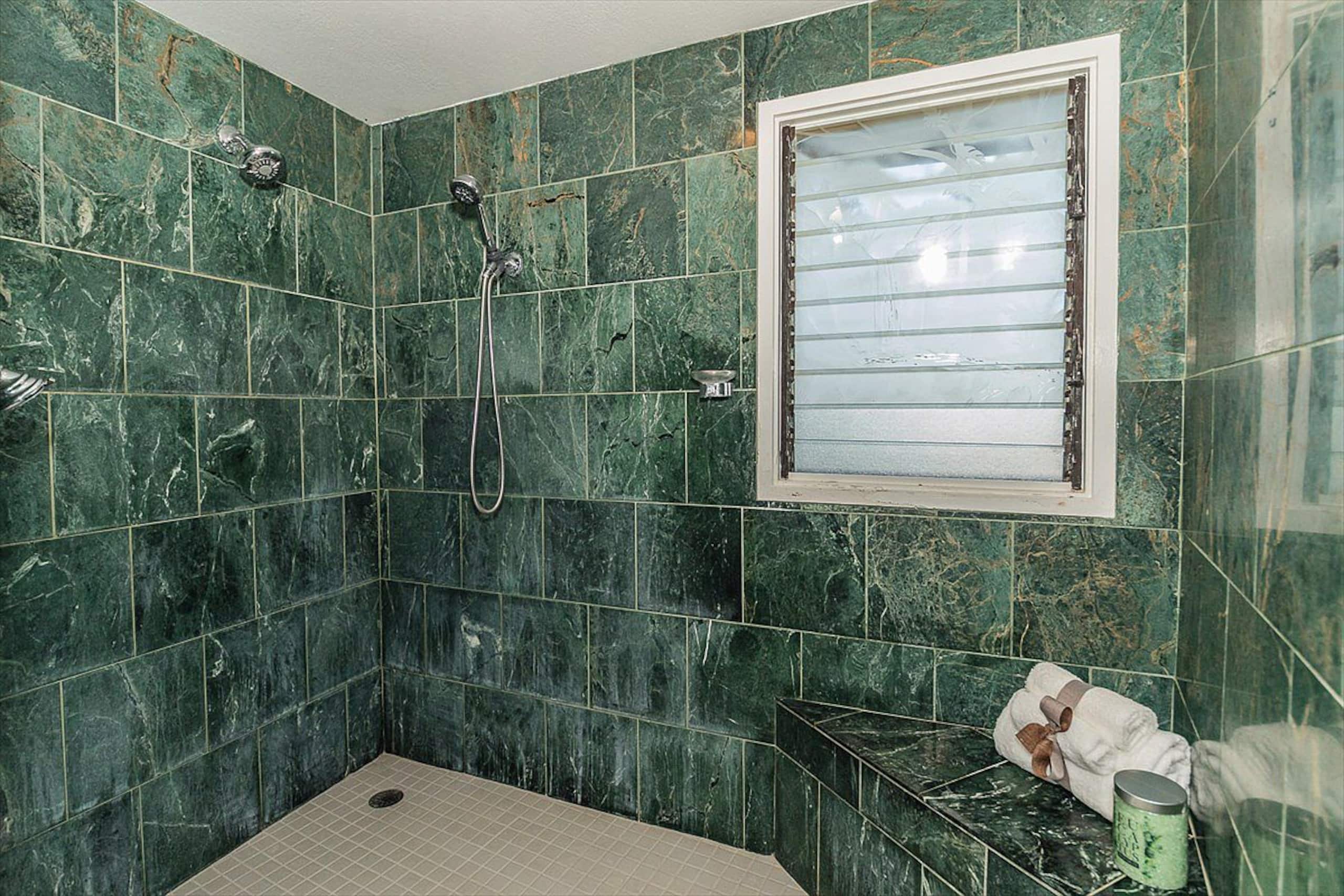 Home in Hilo · ★5.0 · 3 bedrooms · 7 beds · 3 private baths - Image 36