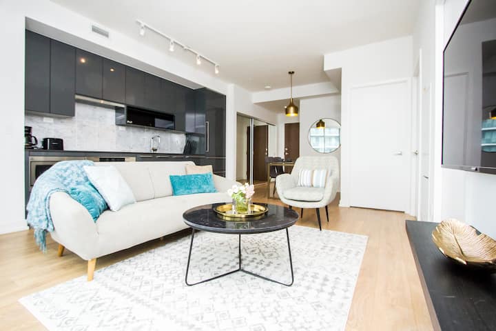 Bright 2br Corner Condo | Views + Balcony - Toronto