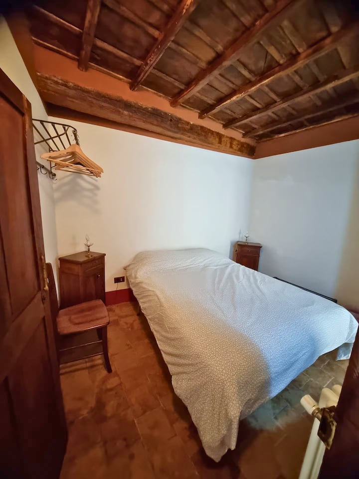 El dormitorio principal con baño privado donde podrá disfrutar de un sueño tranquilo en el centro histórico de Carpineto Romano.