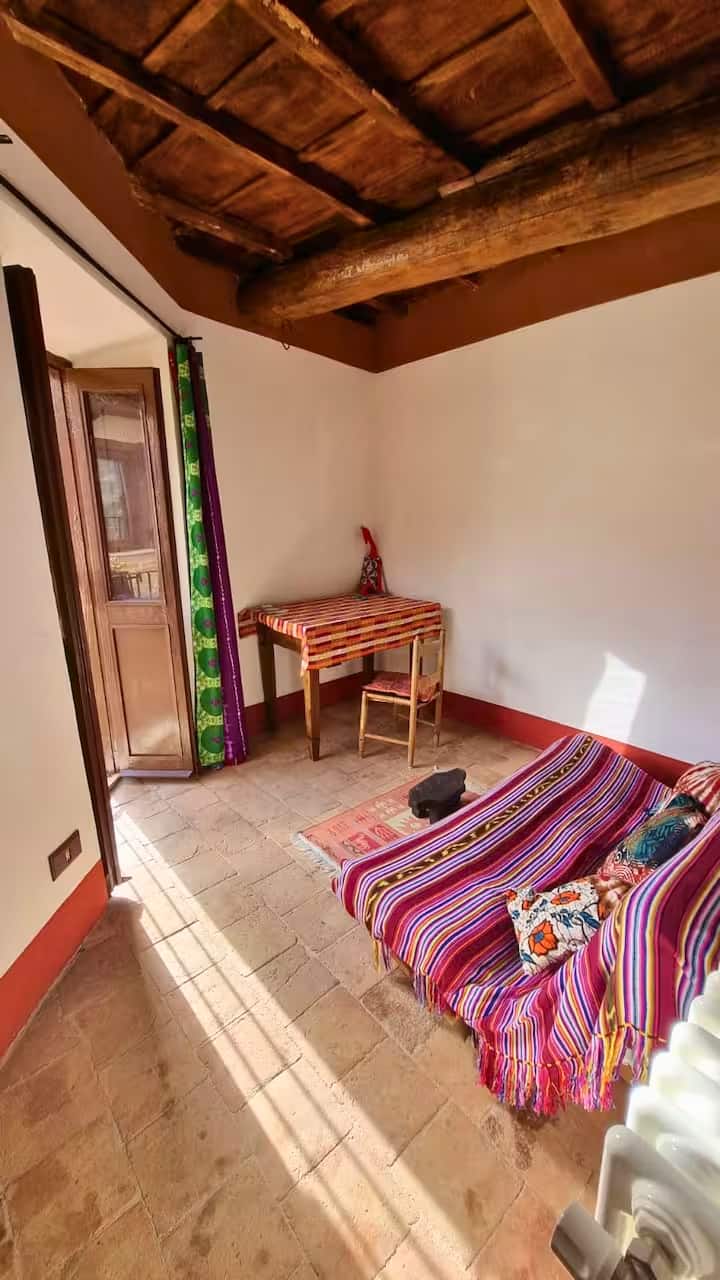 Esta habitación está configurada como una sala de estar. Si lo solicitas, podemos organizar ropa de cama para que una persona adicional duerma en el futón. Ten en cuenta que la cama está muy baja en el suelo y la recomendamos para niños pequeños.
