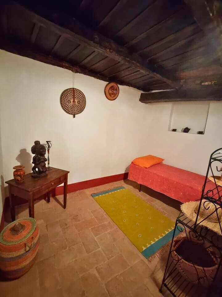 Una habitación individual tranquila ideal para una noche de sueño reparador: fresca, silenciosa y a pocos pasos del baño principal.