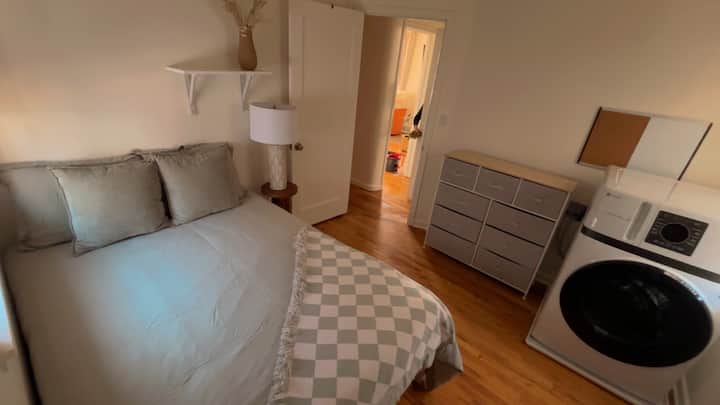 سرير كامل الحجم مع غطاء لحاف/لحاف وبطانية. خزانة ملابس لتخزين الملابس. غسالة ومجفف. مساحة عمل (مكتب وكرسي). 