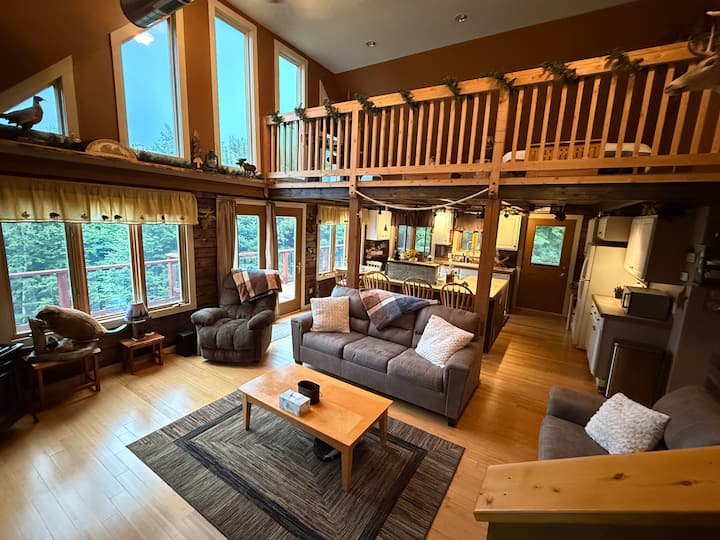 סלון ראשי עם ספה נפתחת בגודל קווין סייז לשינה נוספת במידת הצורך. השירותים לאורח כוללים קמין פנימי, טלוויזיה עם מסך שטוח 70 אינץ' עם נגן DVD ומשחקי קופסה. 