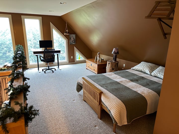 לופט עם מיטת קווין סייז לשני אנשים. אפשר גם להכין מזרן אוויר לצד המיטה הזוגית כדי ליצור מרחב שינה נוסף. הוא כולל פינת עבודה ייעודית עם מסך. תצטרכו לספק מקלדת ועכבר.