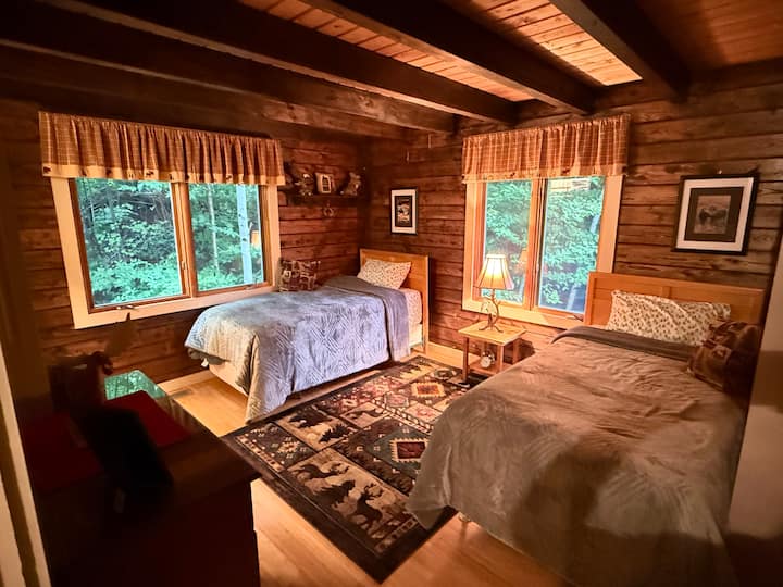 חדר שינה עם שתי מיטות נפרדות