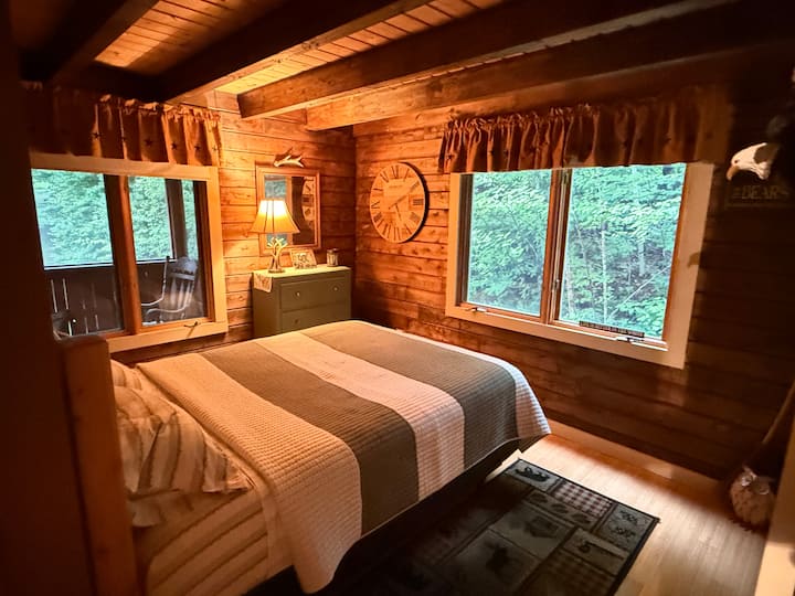 חדר שינה עם מיטת קווין סייז שמתאימה לשני אנשים 