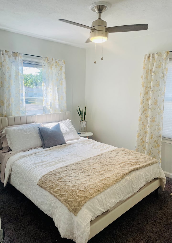 ห้องนอนควีนไซส์พร้อมที