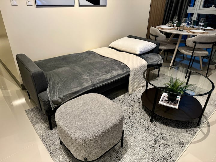 ספה נפתחת בגודל חצי כפול.