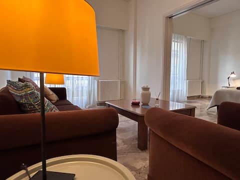 Top performing Airbnb: Cozy, retro apartment in the heart of the city! in ΒΑΡΝΑΒΑ