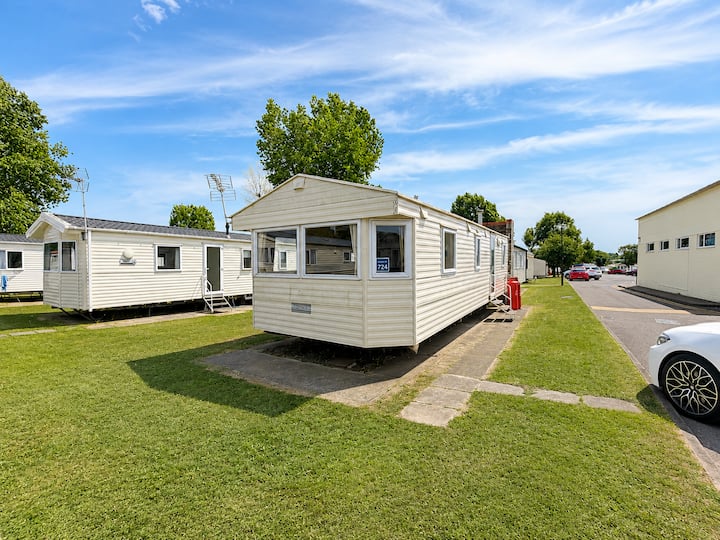 Cosy 8 Berth Caravan In Essex Ref 26724wr - Clacton-on-Sea