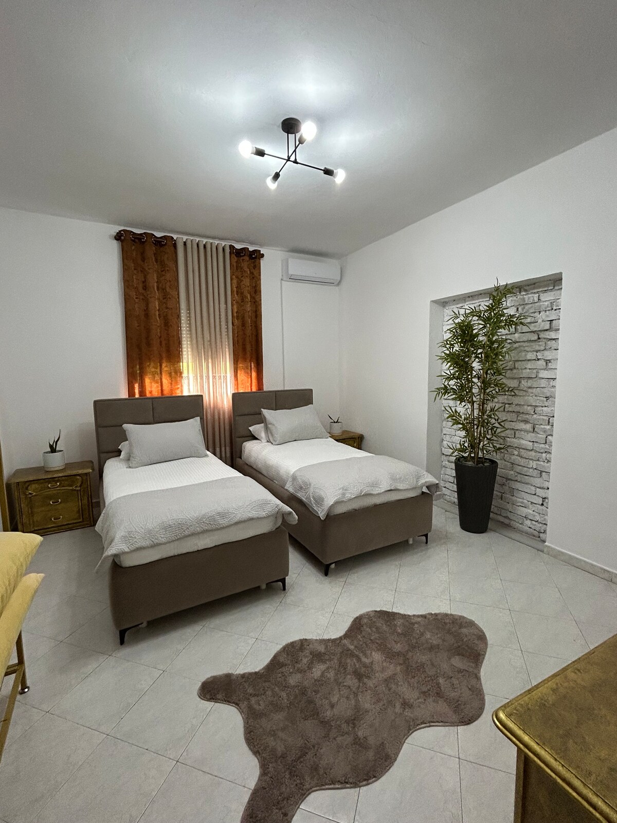 غرفة النوم 2 في فيلا كورتي مشرقة وهادئة: سرير فخم وبياضات ناعمة وستائر تعتيم وإضاءة دافئة بجانب السرير وخزانة ملابس واسعة بها الكثير من الشماعات.